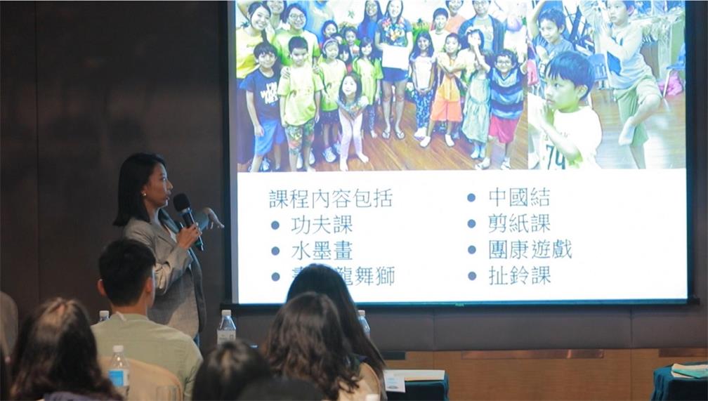 華語文教學志工隋馥伃分享在巴西擔任華語文教師的經驗，鼓勵大家在學生時期多充實自己，習得第二、三外語或各種技能，到海外去就會有更多機會。