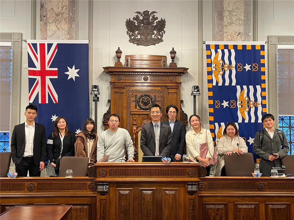 澳大利亞布里斯本地區搭僑計畫學員拜會布里斯本臺裔市議員黃文毅及參訪布里斯本市政廳。