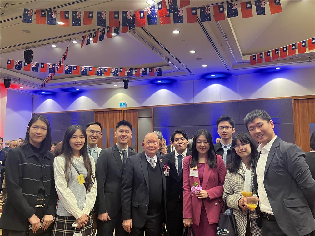 澳大利亞墨爾本地區搭僑計畫學員參加駐墨爾本辦事處舉辦之中華民國111年國慶酒會。