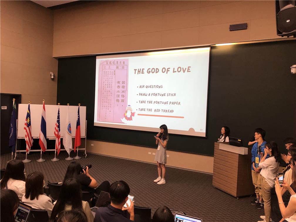 學員於「行銷臺灣」專業課程中，以英文簡報介紹臺灣文化。