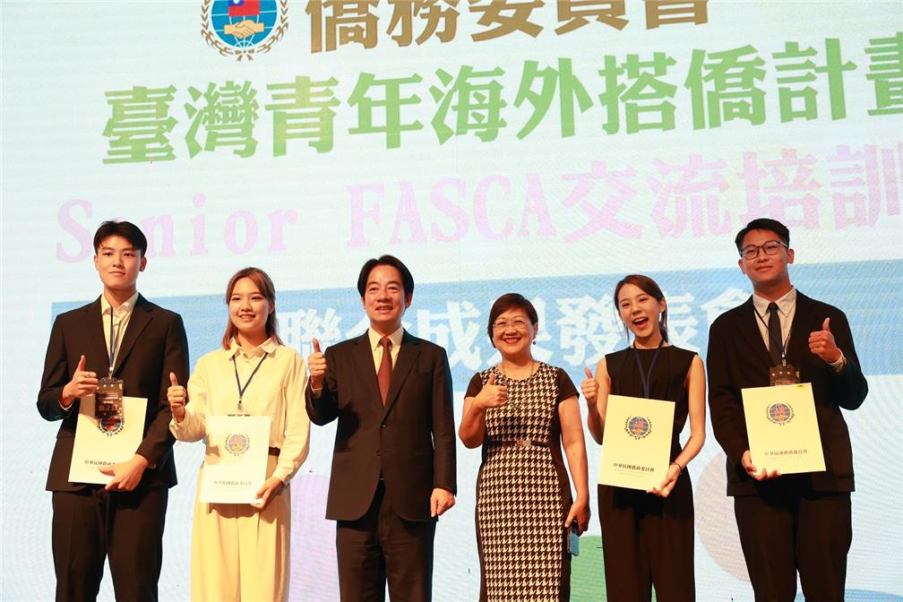 賴副總統(左三)及徐委員長(右三)與搭僑計畫泰國、馬來西亞、美國休士頓及洛杉磯地區學員代表合影。