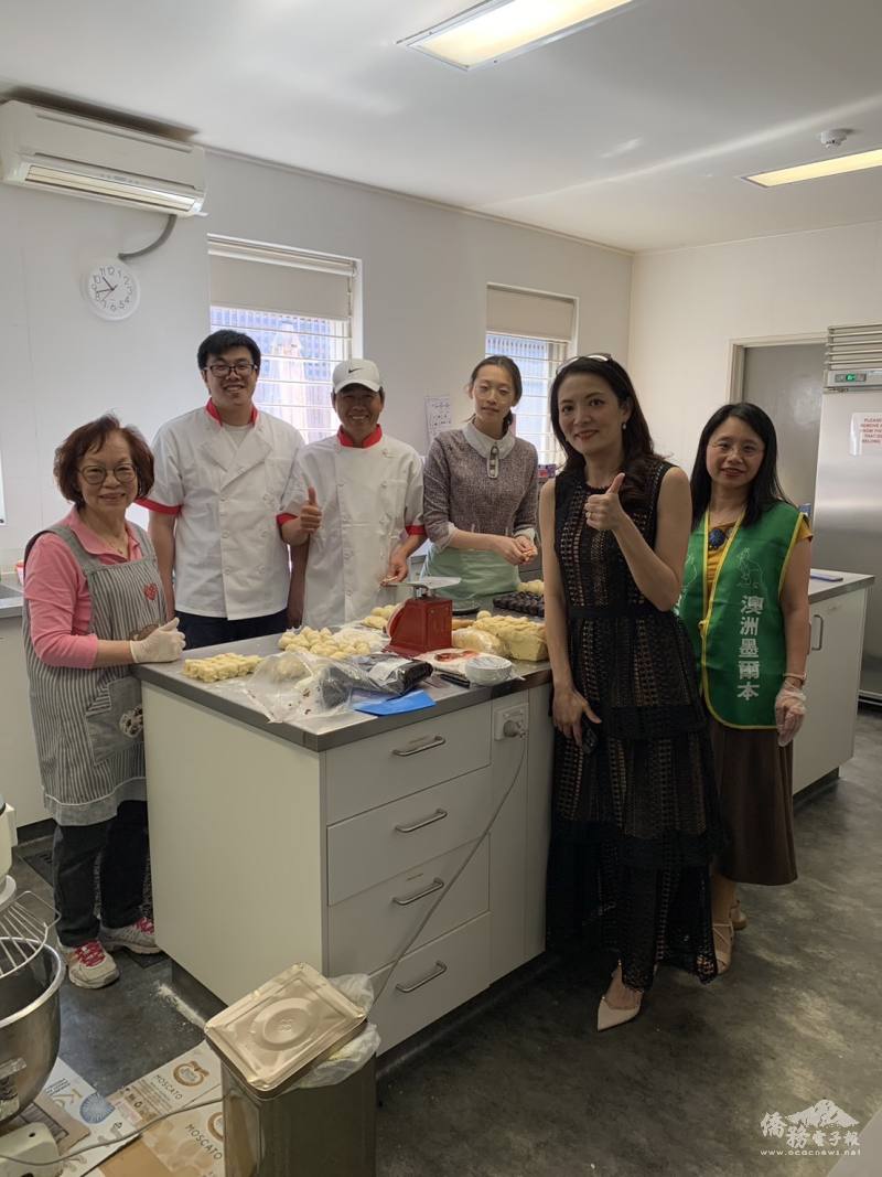 呂明澤夫人(右2)與糕點製作志工團隊開心合照